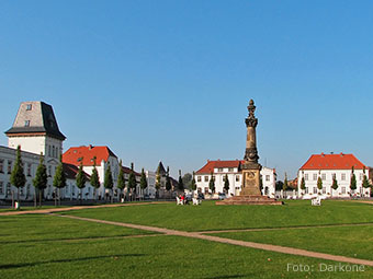 Klassizistisches Ensemble rund um den Markt von Putbus (Quelle: Wikipedia, Foto: Darkone)