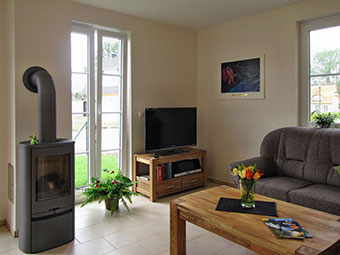Wohnbereich mit Kamin und LCD-TV